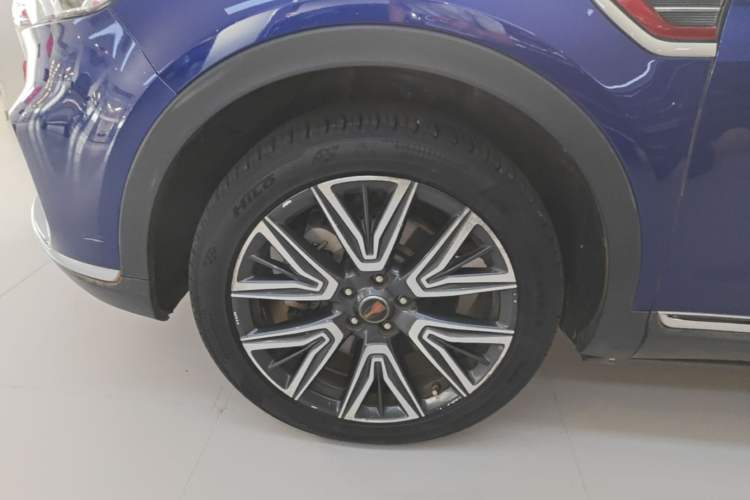 Used Hongqi HS5 2022 Facelifted Version 2.0T Smart Connect Flagship All-Wheel-Drive Edition Left Front Wheel Hub