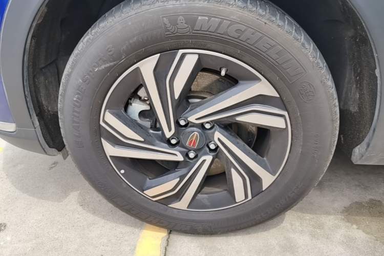 Used Hongqi HS5 2022 Revised Version 2.0T Smart Connect Flagship Edition Left Front Wheel Hub