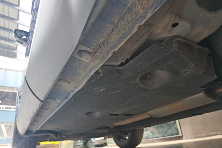 Used Hongqi HS5 2022 Facelifted Version 2.0T Smart Connect Flagship All-Wheel-Drive Edition Left Side Sill