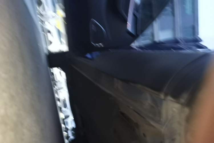 Used Hongqi HS5 2022 Revised Version 2.0T Smart Connect Flagship Edition Left Side Sill