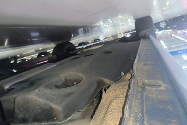 Used Hongqi HS5 2022 Facelifted Version 2.0T Smart Connect Flagship All-Wheel-Drive Edition Left Side Sill