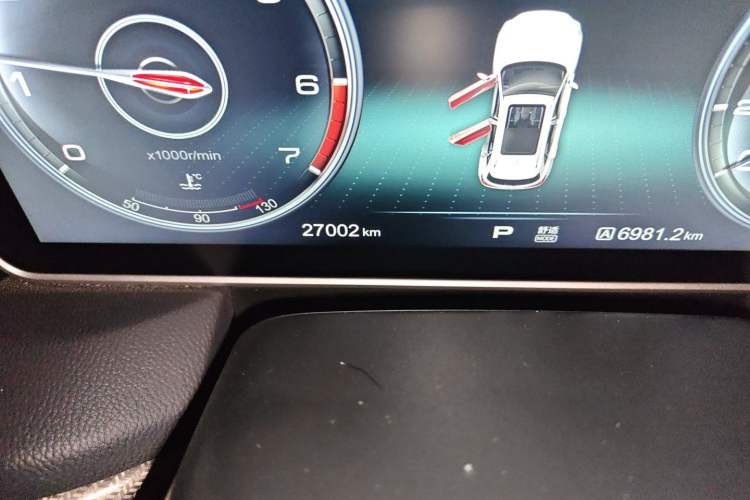 Used Hongqi HS5 2022 2.0T Smart Connect Flagship Edition Odometer Close Up