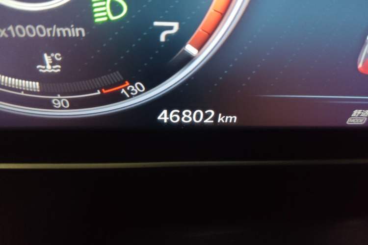 Used Hongqi HS5 2022 Facelifted Version 2.0T Smart Connect Flagship All-Wheel-Drive Edition Odometer Close Up