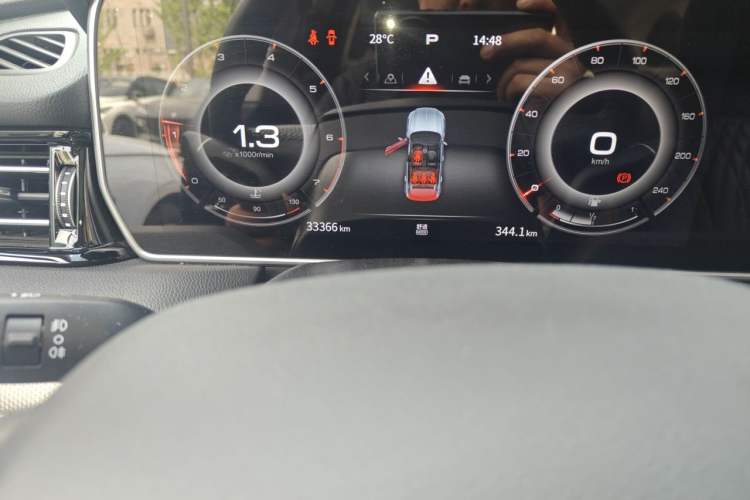 Used Hongqi HS5 2022 Facelifted Version 2.0T Smart Connect Flagship All-Wheel-Drive Edition Odometer Close Up
