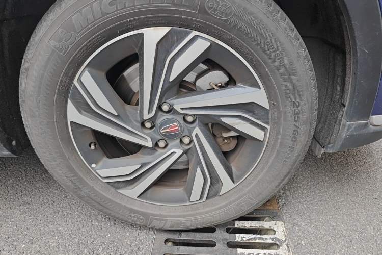 Used Hongqi HS5 2022 Revised Version 2.0T Smart Connect Flagship Edition Right Front Wheel Hub