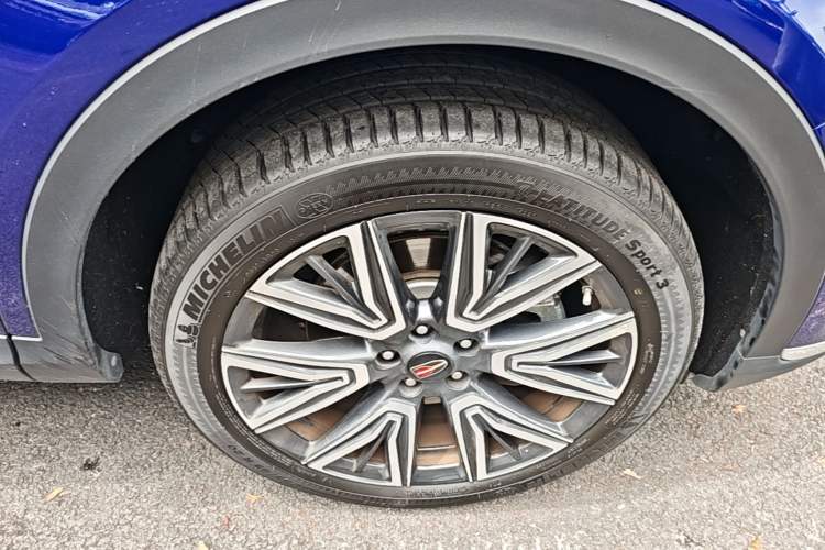 Used Hongqi HS5 2022 Facelifted Version 2.0T Smart Connect Flagship All-Wheel-Drive Edition Right Front Wheel Hub