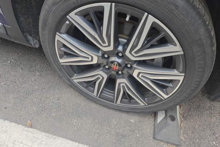 Used Hongqi HS5 2022 Facelifted Version 2.0T Smart Connect Flagship All-Wheel-Drive Edition Right Front Wheel Hub