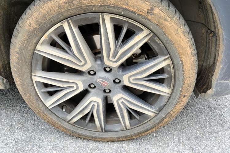 Used Hongqi HS5 2022 Facelifted Version 2.0T Smart Connect Flagship All-Wheel-Drive Edition Right Front Wheel Hub