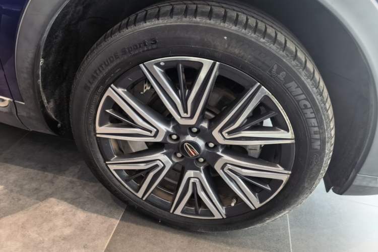 Used Hongqi HS5 2022 Facelifted Version 2.0T Smart Connect Flagship All-Wheel-Drive Edition Right Front Wheel Hub