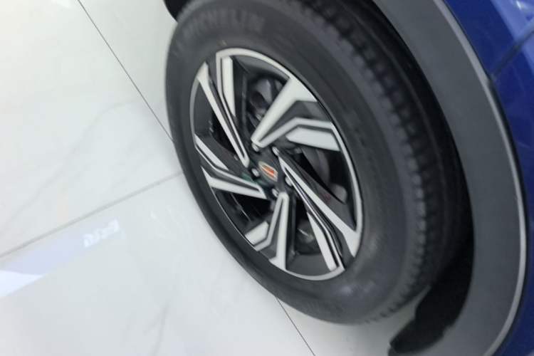 Used Hongqi HS5 2022 Revised Version 2.0T Smart Connect Flagship Edition Right Rear Wheel Hub