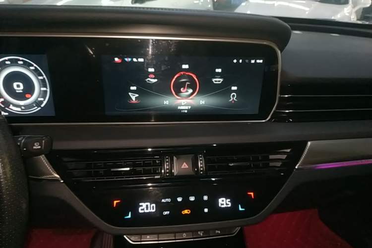 Used Hongqi HS5 2022 Facelifted Version 2.0T Smart Connect Flagship All-Wheel-Drive Edition Audio And AC Panel