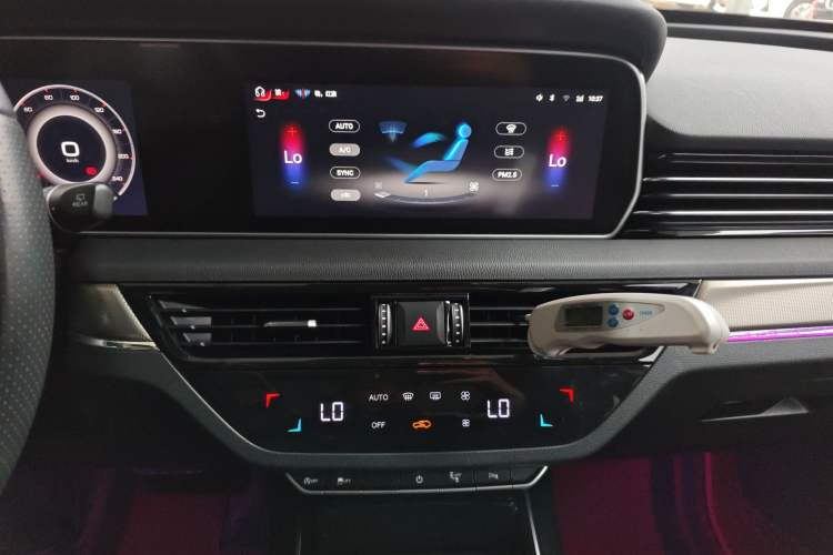 Used Hongqi HS5 2022 Facelifted Version 2.0T Smart Connect Flagship All-Wheel-Drive Edition Audio And AC Panel