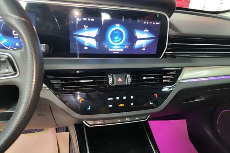 Used Hongqi HS5 2022 Revised Version 2.0T Smart Connect Flagship Edition Audio And AC Panel