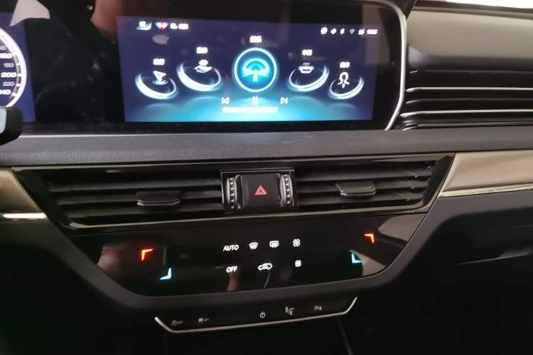 Used Hongqi HS5 2022 Revised Version 2.0T Smart Connect Flagship Edition Audio And AC Panel