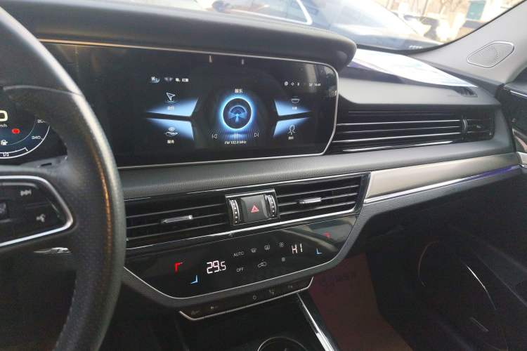 Used Hongqi HS5 2022 Facelifted Version 2.0T Smart Connect Flagship All-Wheel-Drive Edition Audio And AC Panel
