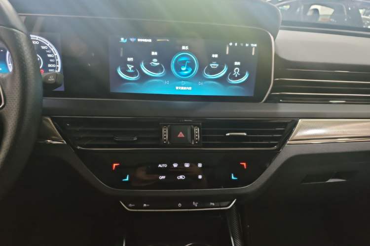 Used Hongqi HS5 2022 Revised Version 2.0T Smart Connect Flagship Edition Audio And AC Panel
