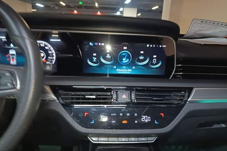 Used Hongqi HS5 2022 Facelifted Version 2.0T Smart Connect Flagship All-Wheel-Drive Edition Audio And AC Panel