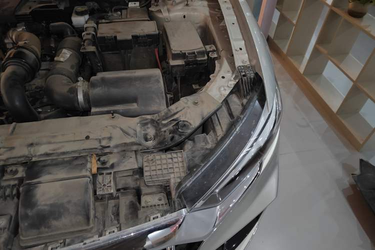 Used Hongqi HS5 2022 Facelifted Version 2.0T Smart Connect Flagship All-Wheel-Drive Edition Engine Bay Left