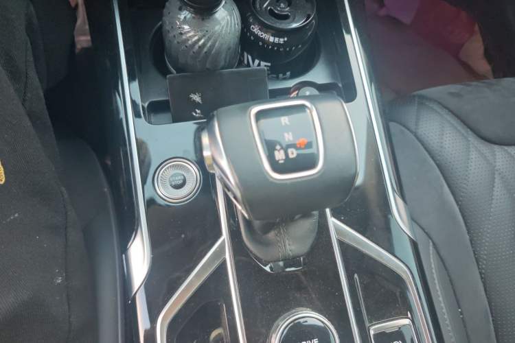 Used Hongqi HS5 2022 Facelifted Version 2.0T Smart Connect Flagship All-Wheel-Drive Edition Gear Lever