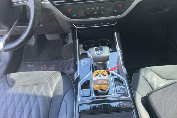 Used Hongqi HS5 2022 Facelifted Version 2.0T Smart Connect Flagship All-Wheel-Drive Edition Gear Lever