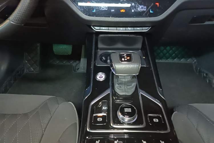 Used Hongqi HS5 2022 Facelifted Version 2.0T Smart Connect Flagship All-Wheel-Drive Edition Gear Lever