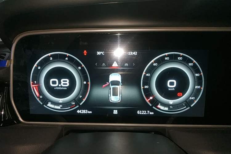 Used Hongqi HS5 2022 Facelifted Version 2.0T Smart Connect Flagship All-Wheel-Drive Edition Instrument Cluster