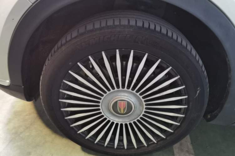 Used Hongqi HS5 2022 2.0T Smart Connect Flagship All-Wheel-Drive Version Left Front Wheel Hub