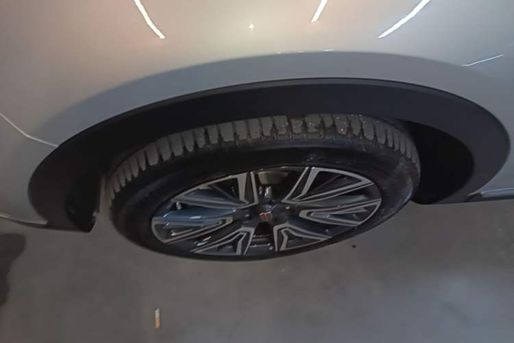 Used Hongqi HS5 2022 Facelifted Version 2.0T Smart Connect Flagship All-Wheel-Drive Edition Left Front Wheel Hub