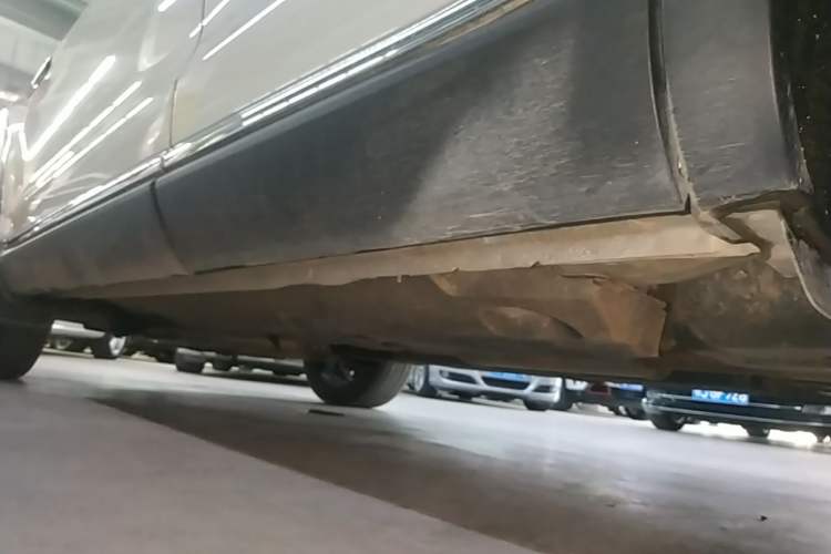 Used Hongqi HS5 2022 Facelifted Version 2.0T Smart Connect Flagship All-Wheel-Drive Edition Left Side Sill