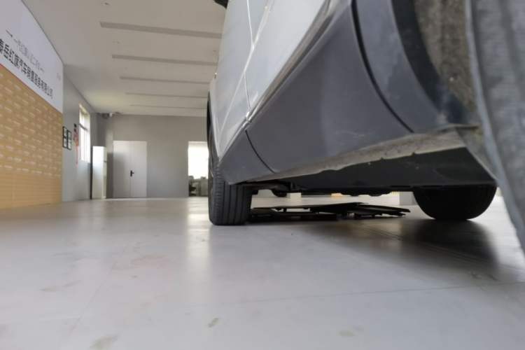 Used Hongqi HS5 2022 Revised Version 2.0T Smart Connect Flagship Edition Left Side Sill