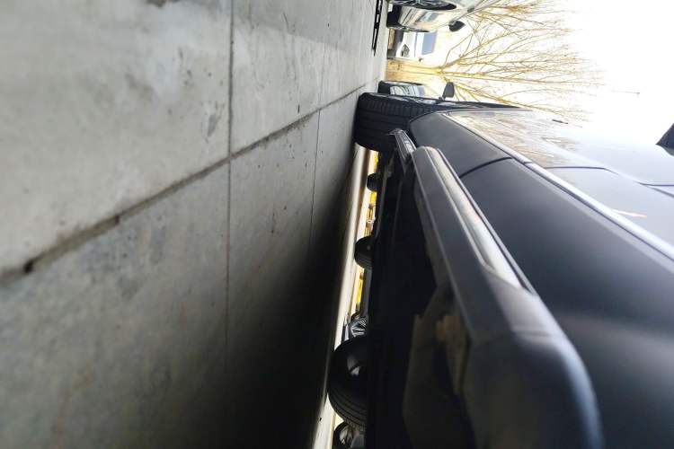 Used Hongqi HS5 2022 Facelifted Version 2.0T Smart Connect Flagship All-Wheel-Drive Edition Left Side Sill