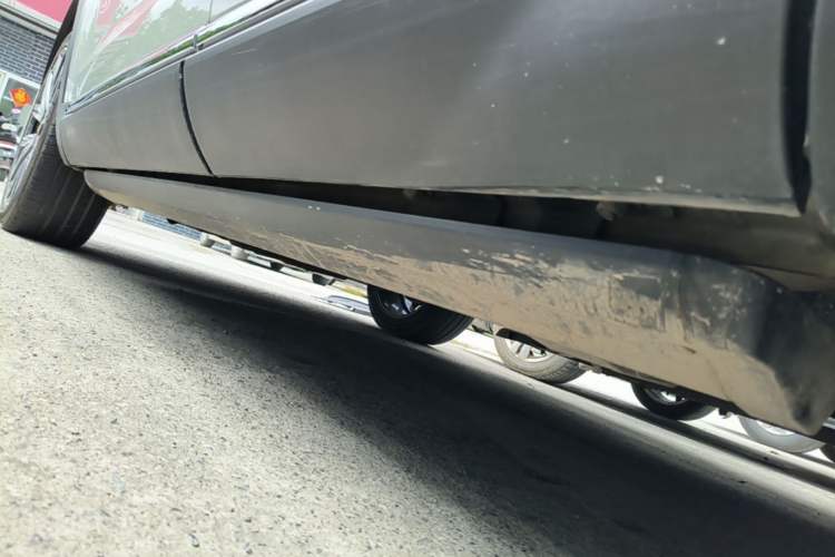 Used Hongqi HS5 2022 Facelifted Version 2.0T Smart Connect Flagship All-Wheel-Drive Edition Left Side Sill