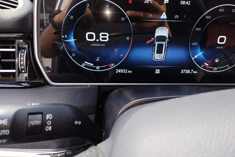 Used Hongqi HS5 2022 2.0T Smart Connect Flagship Edition Odometer Close Up