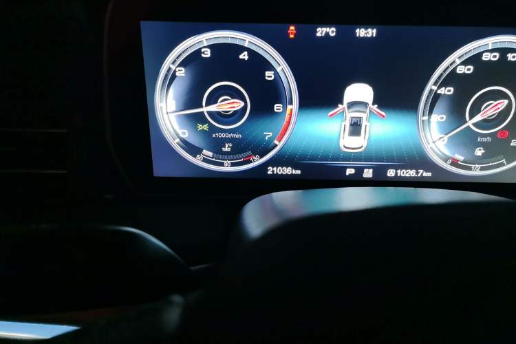 Used Hongqi HS5 2022 2.0T Smart Connect Flagship Edition Odometer Close Up