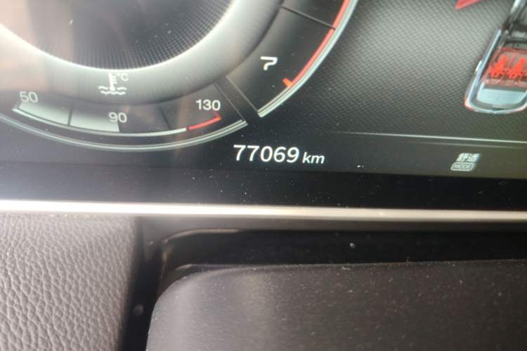 Used Hongqi HS5 2022 2.0T Smart Connect Flagship All-Wheel-Drive Version Odometer Close Up