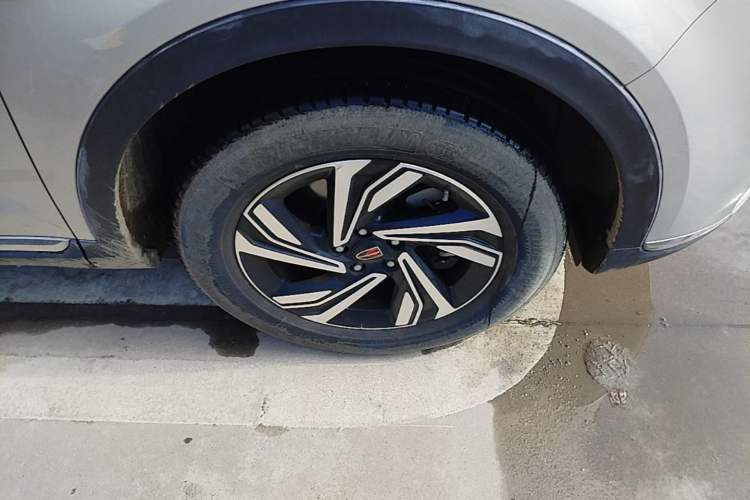 Used Hongqi HS5 2022 2.0T Smart Connect Flagship Edition Right Front Wheel Hub