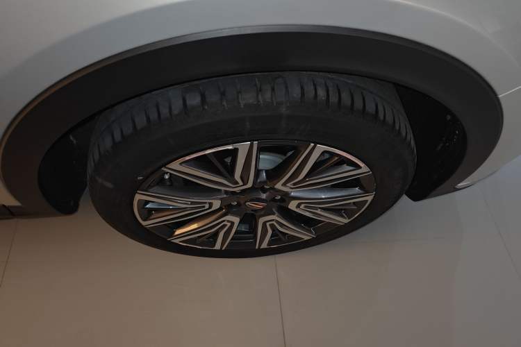 Used Hongqi HS5 2022 Facelifted Version 2.0T Smart Connect Flagship All-Wheel-Drive Edition Right Front Wheel Hub
