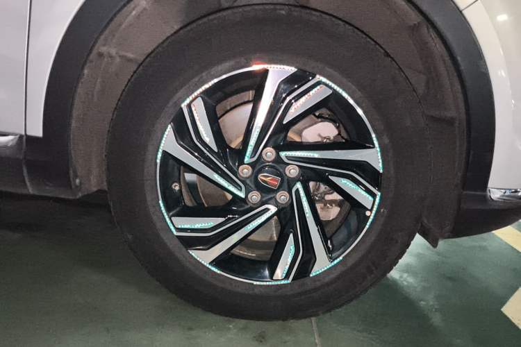 Used Hongqi HS5 2022 Revised Version 2.0T Smart Connect Flagship Edition Right Front Wheel Hub