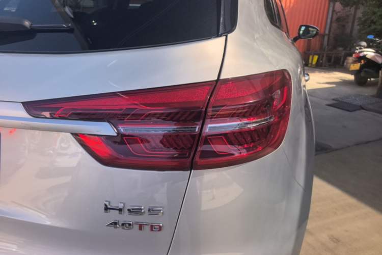 Used Hongqi HS5 2022 Facelifted Version 2.0T Smart Connect Flagship All-Wheel-Drive Edition Right Rear Taillight