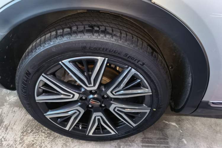 Used Hongqi HS5 2022 Facelifted Version 2.0T Smart Connect Flagship All-Wheel-Drive Edition Right Rear Wheel Hub