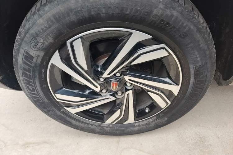 Used Hongqi HS5 2022 Revised Version 2.0T Smart Connect Flagship Edition Right Rear Wheel Hub