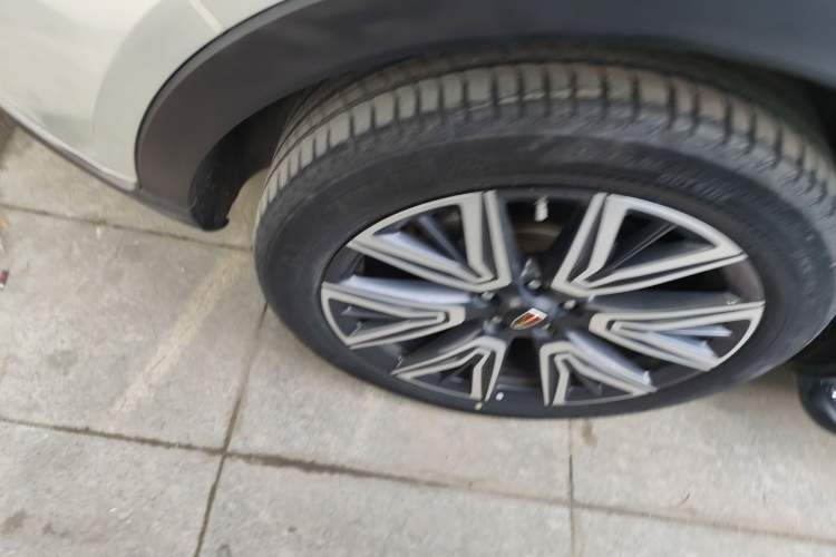 Used Hongqi HS5 2022 Facelifted Version 2.0T Smart Connect Flagship All-Wheel-Drive Edition Right Rear Wheel Hub
