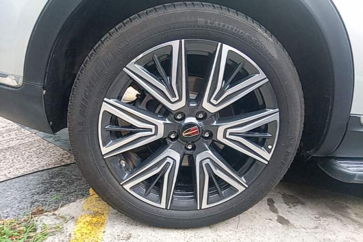 Used Hongqi HS5 2022 Facelifted Version 2.0T Smart Connect Flagship All-Wheel-Drive Edition Right Rear Wheel Hub