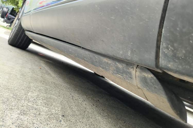 Used Hongqi HS5 2022 Facelifted Version 2.0T Smart Connect Flagship All-Wheel-Drive Edition Right Side Sill