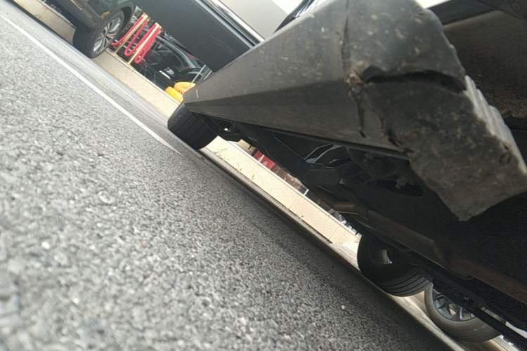 Used Hongqi HS5 2022 Revised Version 2.0T Smart Connect Flagship Edition Right Side Sill