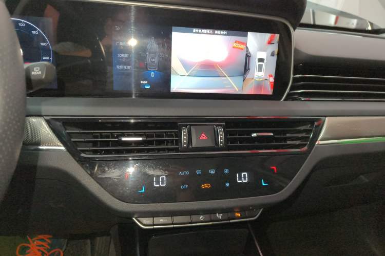 Used Hongqi HS5 2022 Revised Version 2.0T Smart Connect Flagship Edition Audio And AC Panel
