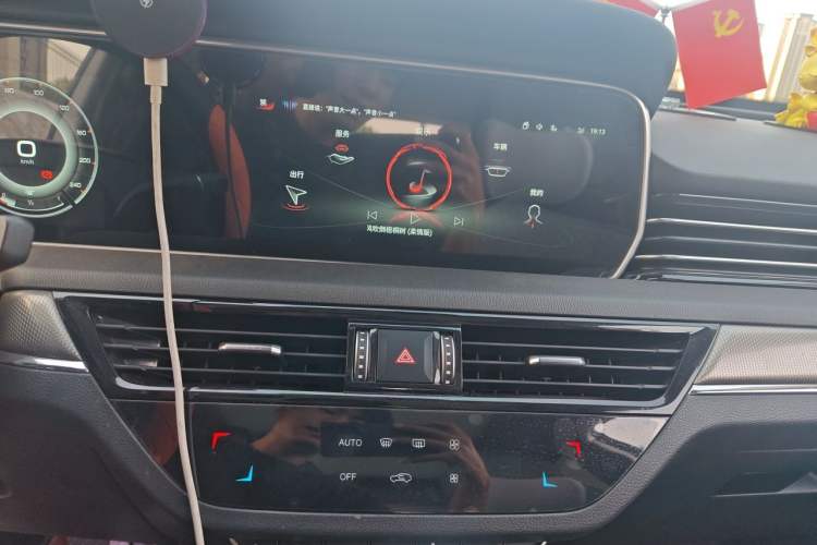 Used Hongqi HS5 2022 Facelifted Version 2.0T Smart Connect Flagship All-Wheel-Drive Edition Audio And AC Panel