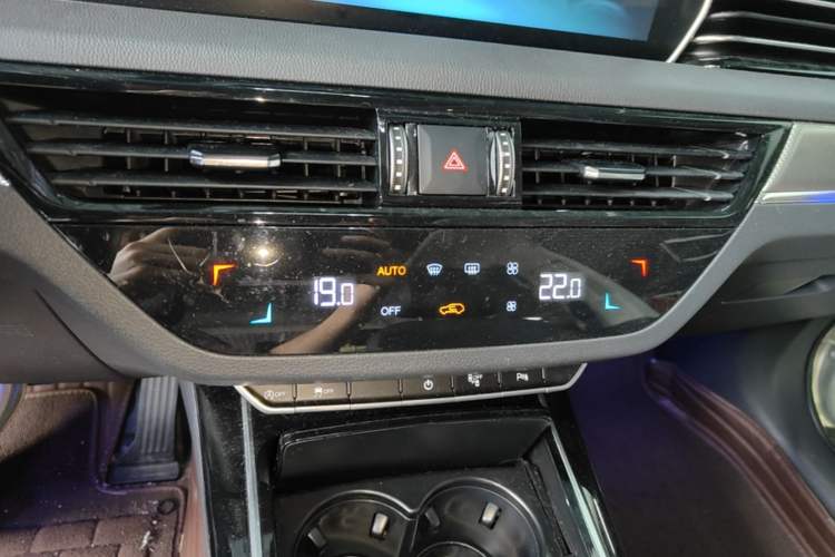 Used Hongqi HS5 2022 Revised Version 2.0T Smart Connect Flagship Edition Audio And AC Panel