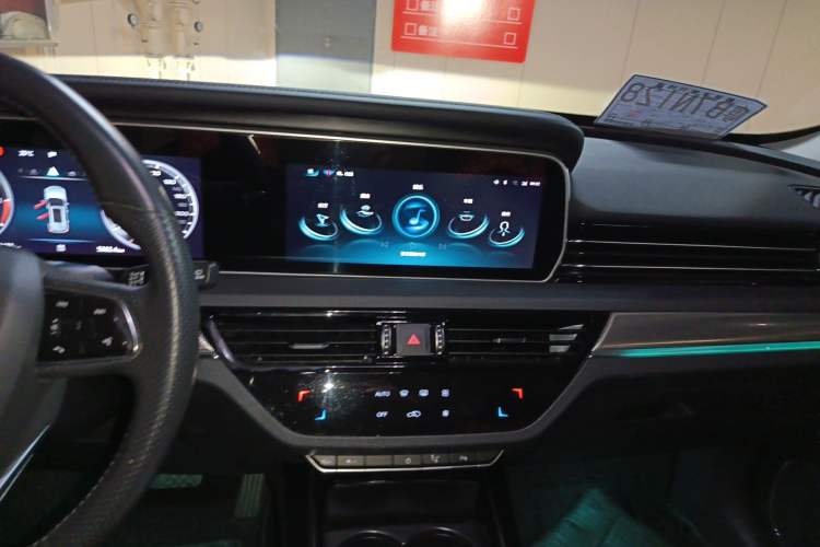 Used Hongqi HS5 2022 Facelifted Version 2.0T Smart Connect Flagship All-Wheel-Drive Edition Audio And AC Panel