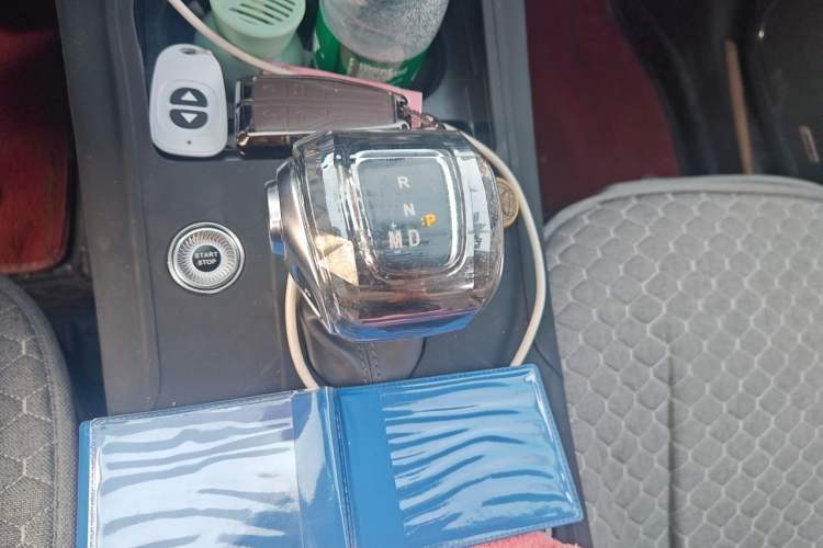 Used Hongqi HS5 2022 Facelifted Version 2.0T Smart Connect Flagship All-Wheel-Drive Edition Gear Lever